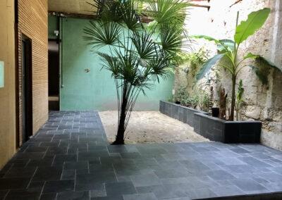 Habillage d’un patio et jardinière en pierre naturelle bleue du Siam à Bordeaux