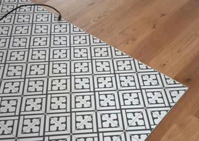 Carrelage et parquet dans la cuisine