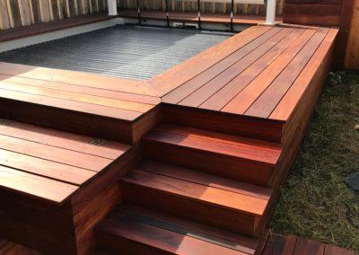 Vue du deck de la piscine après le passage de l'huile saturante.L